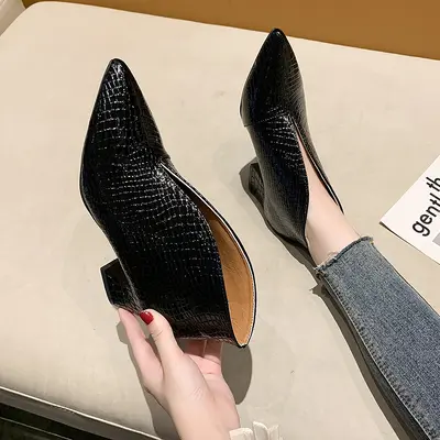 Spitze Lackleder-Kurzstiefel für Damen, dünner Absatz, Schlangenhautmuster
