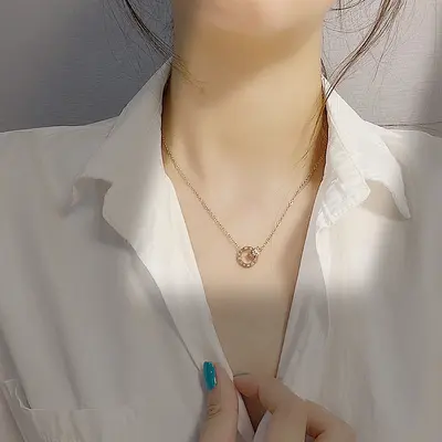 Yunyao Doppelring-Halskette für Frauen, Titanzirkonium mit Diamantbesatz, trendige Rotgoldfarbe, gleicher Stil wie in Live-Streams, direkt vom Hersteller.