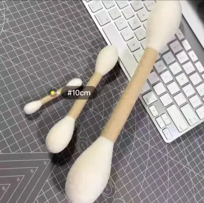 Yavru kedi ve kediler için kedi oyuncağı, kendi kendine eğlence, can sıkıntısı giderici gadget, eğitici labirent, delik delme keçe kutusu, kedi zil topunu alay ediyor.