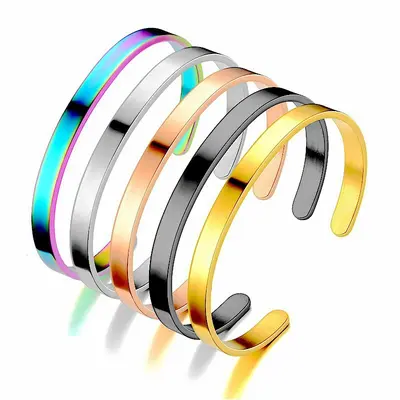 In Europa und Amerika beliebtes offenes Titanstahlarmband, glänzendes C-förmiges Armband aus nichtrostendem Stahl, verblasst nicht, Handschmuck, Großhandelsschmuck, kann graviert werden