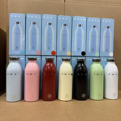 Smeg Thermoskanne mit großem Fassungsvermögen und schmaler Öffnung
