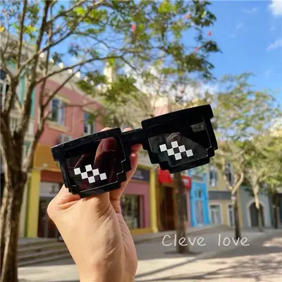 Mosaik-Pixel-Sonnenbrille, lustiger Anime-Stil
