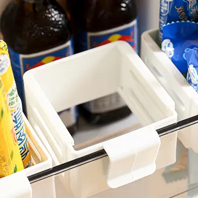 Refrigerator telescopic hanging box with adjustable clips
