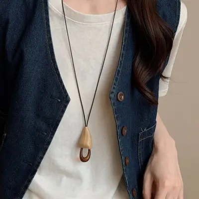 Chinese-style brown pendant necklace with lock design - 11