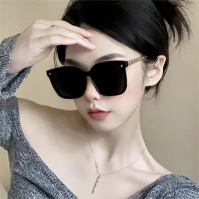 Large-Frame Women's Sunglasses with Chain Temples, UV Protection - 3