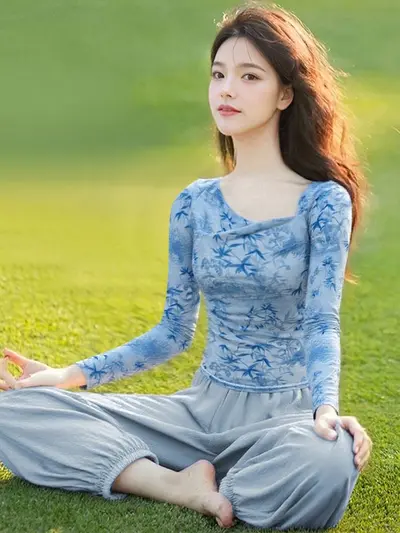 Women's yoga set with Chinese-style printed top and chest pad for pilates - 12