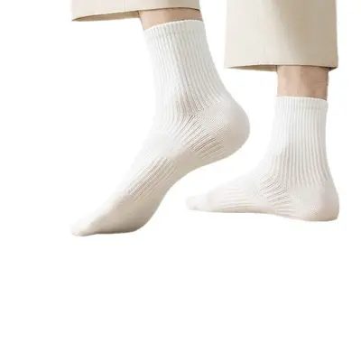 Schwarz und weiß, unifarbene Baumwolle, Frühling- und Herbststil, atmungsaktiv, geruchsresistent, feuchtigkeitsabsorbierend, modische Sportweißsocken.