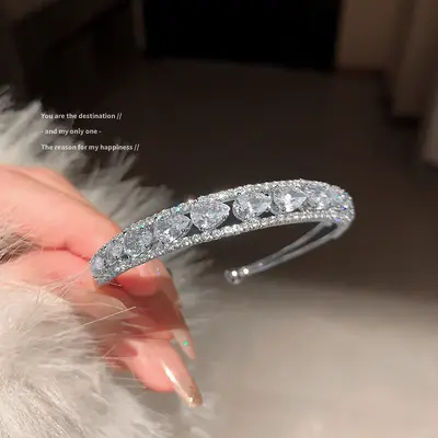 In Europa und Amerika grenzüberschreitende, mit Diamanten besetzte runde Buchstabenarmbänder, übertriebenes Temperament, modische Armbänder, leichter Luxus und hochwertiger Schmuckgroßhandel für Frauen - 13