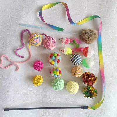 18 Parçalı Renkli Kedi Oyuncak Seti, Plastik Tüylü Toplar, Isırma ve Sesli Oyun Topu