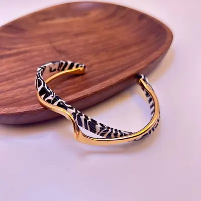 Umweltfreundliches leichtes Luxus-Plattenearmband mit gekrümmter Metalltextur Armband ins Nischen-Design koreanische Mode Internet-berühmte Schmucke - 12