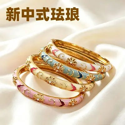 Neuchinesisches Emaille-Armband mit farbigem Wolkenmotiv und Diamantbesatz, Jingthaiblau