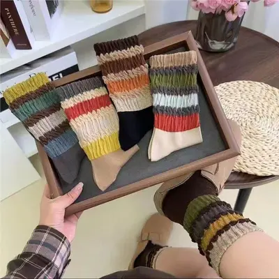Damensocken mittelhoch aus Baumwolle, lockerer Bund, Regenbogenstreifen