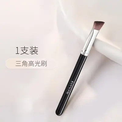 Triangle Highlighter Brush for Nasolabial Folds and Under-Eye, Soft-Bristle Makeup Brush