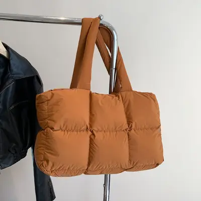 Gesteppte Damen-Achseltasche mit Karomuster und Tote-Form