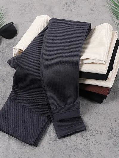 Hohe Bund Yogahose in Lila, Rippstrick, enge Passform mit Po-Lift-Effekt - 3