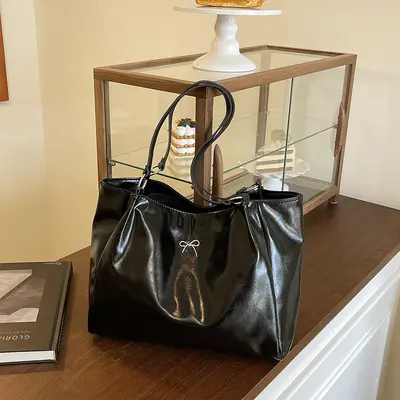 Große Tote-Tasche für Damen mit hohem Fassungsvermögen, Alltags-Schultertasche 2025 neues Nischen-Design, modische Handtasche, schlicht-elegant für den täglichen Gebrauch