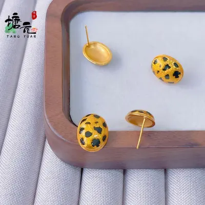 Leopar desenli sarı altın kaplamalı yumurta formlu küpe
