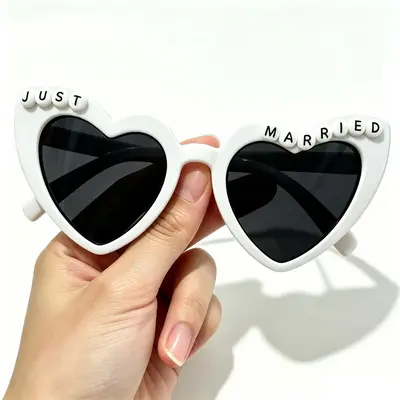 Just MARRIED Verlobungsparty-Sonnenbrille mit Perlen-Herz-Dekor - 8
