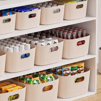 Milchweiße Kunststoff-Aufbewahrungsbox mit vertikalen Rillen