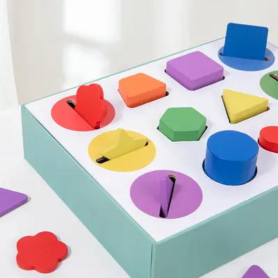 Holz-Formerkennungs- und Farb-Sortierspielzeug mit Zuordnungsbox