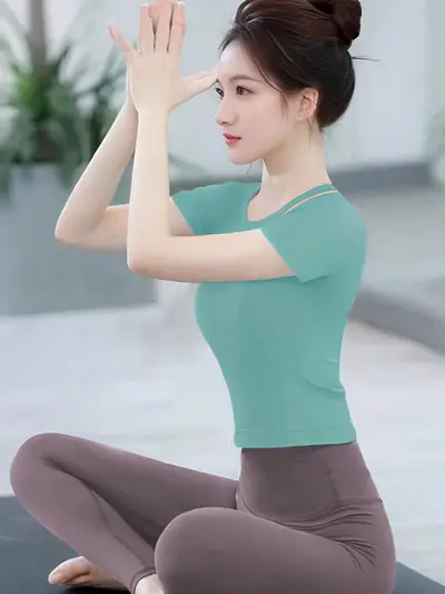 Kadınlar için güzel kısa kollu yoga kıyafetleri 2025 yeni üst düzey takım Pilates profesyonel antrenman fitness spor üstleri