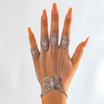 Gotik-Kettenfingerarmband Damen mit Ziernieten - 9
