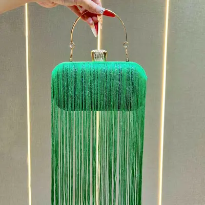 Glitzernde Abendtasche mit Quasten und Schultergurt - 11