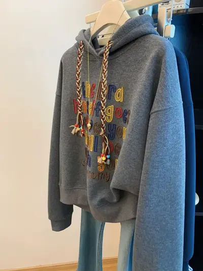 Graues Damen-Hoodie mit 3D-Buchstabenstickerei und Dropped-Shoulder-Ärmeln