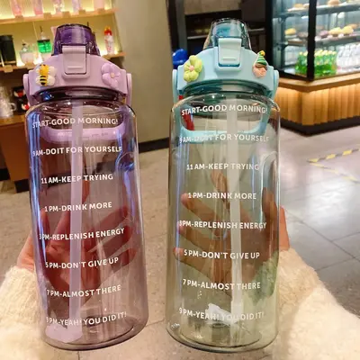 1 Wasserbecher XXL Kapazität hochwertig Tonnen-Fass Outdoor-Sport Trinkbecher mit Strohhalm neues Modell Messskala hitzebeständiger Becher
