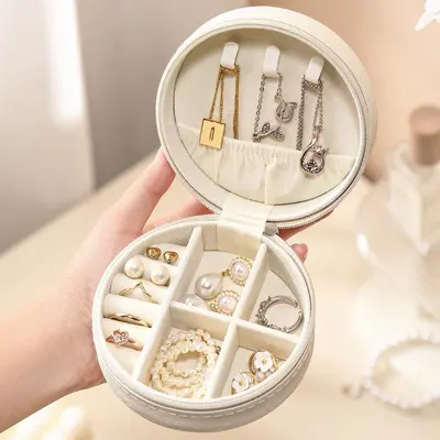 Runde Mini-Schmuckbox, elegante Schmuckschatulle, hochwertige tragbare Aufbewahrungsbox für Ohrringe, Halsketten und Ringe für Reisen - 3