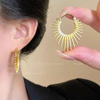 Kalp şekilli minimalist tasarım küpe, kadın moda