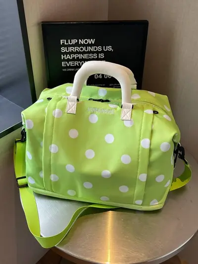 Gepunktete Reisetasche für kurze Reisen mit Schultergurt