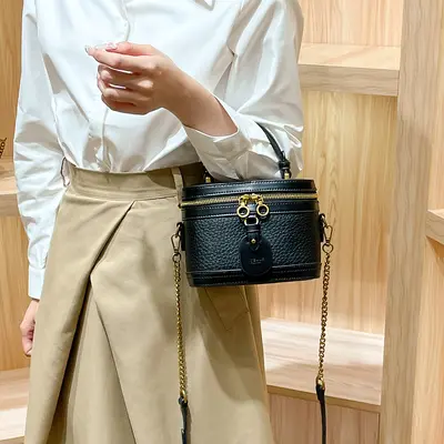 Damen-Boxtasche in Schwarz, kleine Handtasche mit Umhängeriemen