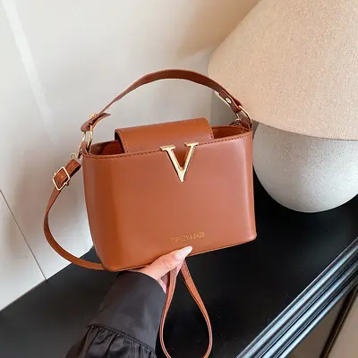 Schlichte Eimertasche 2025 mit V-Detail, Umhängetasche - 3