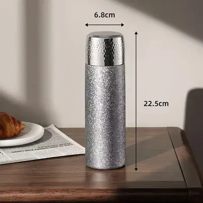 Doppelwandiger Thermobecher mit Titanbeschichtung, Geschenkset