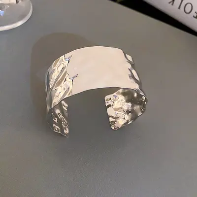 Metallisches geometrisches Armband mit Öffnung, Goldton