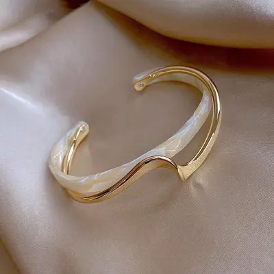 Umweltfreundliches leichtes Luxus-Plattierungsarmband mit gebogenem Metallmuster-Armband für Instagram Nischenentwurf koreanische Mode Internet-Celebrity-Schmuck
