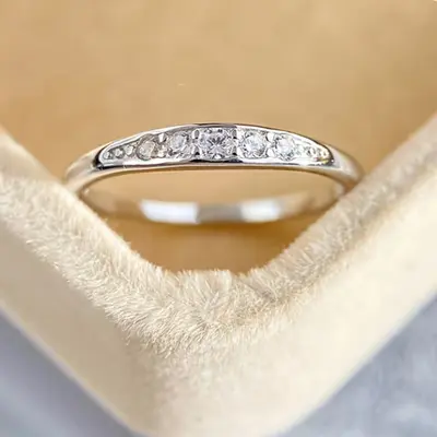 Grenzüberschreitender Bestseller Kupfer-Mikro-Pave unregelmäßiger Stabform Wellenmuster Ring für Damen glänzender Zirkonia feiner Reihen-Diamant Ring Schmuckzubehör - 7