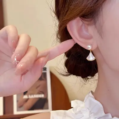 French-style pearl fan-shaped earrings for women - 4