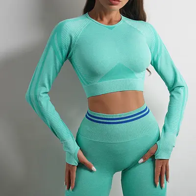 Kadın örgü yoga kıyafeti seti, spor şortu ve fitness üstü - 9