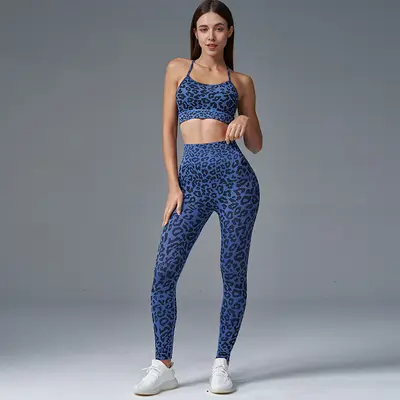 Nahtloses Yoga-Set: Leggings, Top und BH - 8