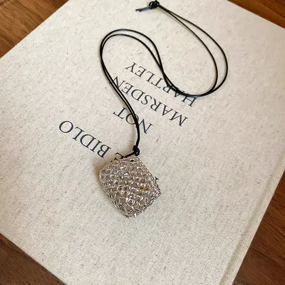 Minimalist silver starfish long necklace accessory for women, summer personality collarbone chain, stylish and sophisticated necklace.