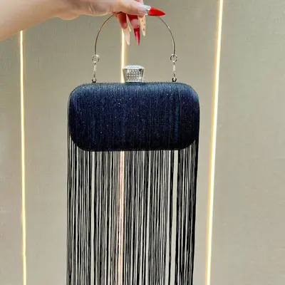 Glitzernde Abendtasche mit Quasten und Schultergurt - 8