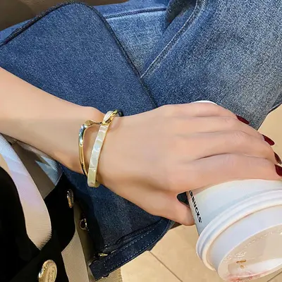 Umweltfreundliches leichtes Luxus-Plattenearmband mit gekrümmter Metalltextur Armband ins Nischen-Design koreanische Mode Internet-berühmte Schmucke