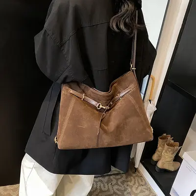 Kadın tote çanta, süet görünümlü, büyük hacimli, tek omuz çapraz askılı - 10