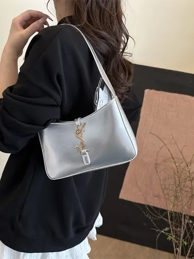 Damen-Handtasche aus Lackleder, Baguette-Modell mit Spiegeloptik - 4