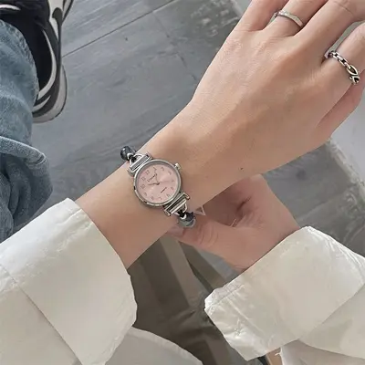 Kadınlar için Chanel tarzı dokuma saat, bilezikli saat, niş hafif lüks, şık, çok yönlü kamelya boncuklu saat.