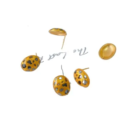 Leopar desenli sarı altın kaplamalı yumurta formlu küpe