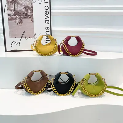 Mattierte Halbmond-Mini-Kettentasche zum Umhängen, Lippenstift-Stil