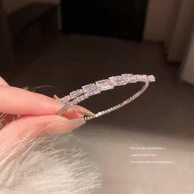 In Europa und Amerika grenzüberschreitende, mit Diamanten besetzte runde Buchstabenarmbänder, übertriebenes Temperament, modische Armbänder, leichter Luxus und hochwertiger Schmuckgroßhandel für Frauen - 12